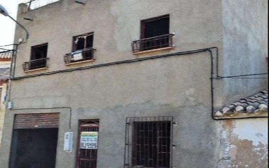 HOUSE TO BE REFORMED IN HUÉRCAL-OVERA OUTSKIRTS