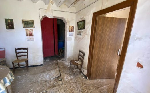 COUNTRY HOUSE TO REFORM IN ARBOLEAS