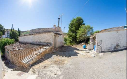 COUNTRY HOUSE TO BE REFORMED IN ARBOLEAS AREA
