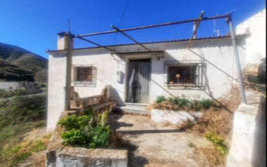 COUNTRY HOUSE TO BE REFORMED IN LUBRIN