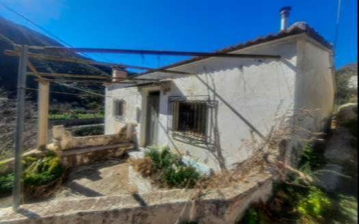 COUNTRY HOUSE TO BE REFORMED IN LUBRIN