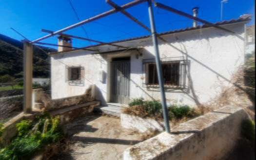 COUNTRY HOUSE TO BE REFORMED IN LUBRIN