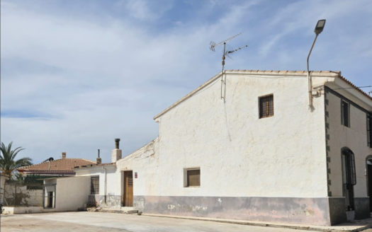 HOUSE IN ARBOLEAS