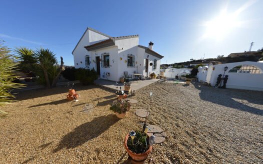 VILLA IN ARBOLEAS AREA