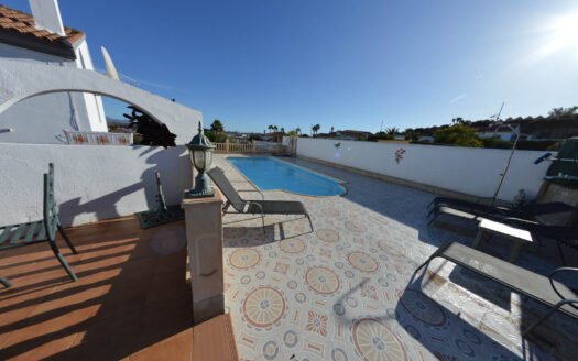 VILLA IN ARBOLEAS AREA