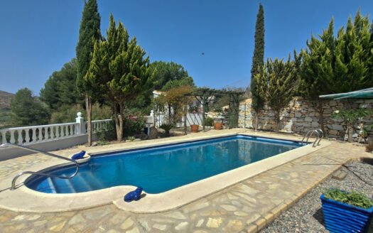 VILLA IN ARBOLEAS AREA