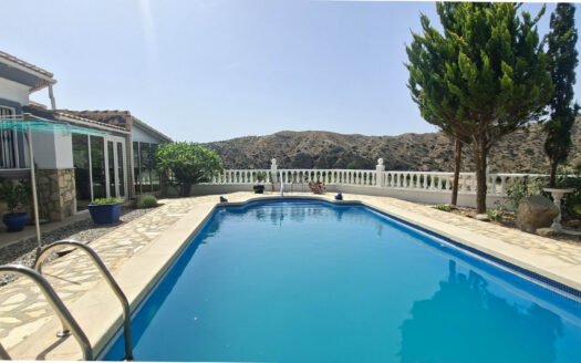 VILLA IN ARBOLEAS AREA