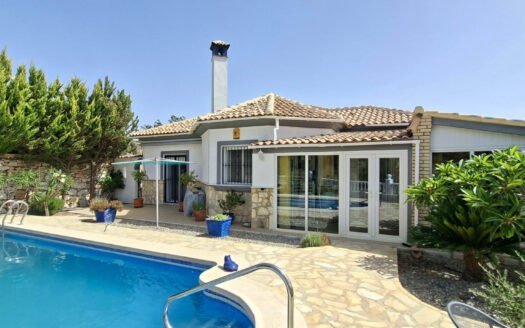 VILLA IN ARBOLEAS AREA