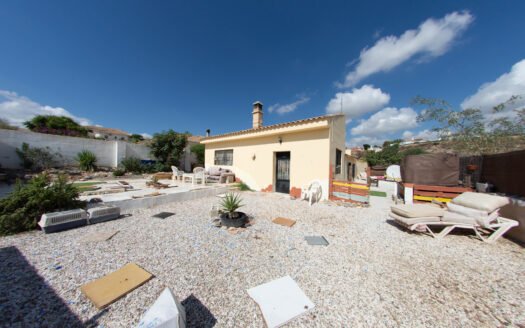 CORTIJO IN ZUIRGENA AREA