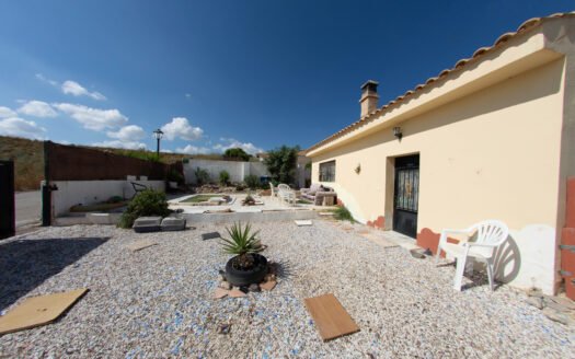 CORTIJO IN ZUIRGENA AREA